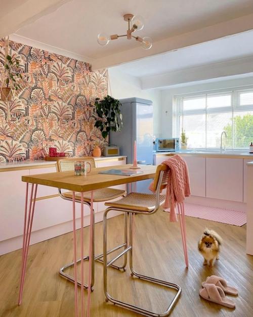 Нужно сильно любить розовый, чтобы так декорироватьвсю квартиру. 05