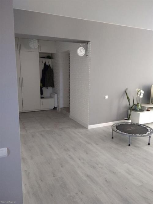 Это интерьер в нашем доме, все придумывала я. на первом этаже просторная гостиная с кухней, ванная. 06