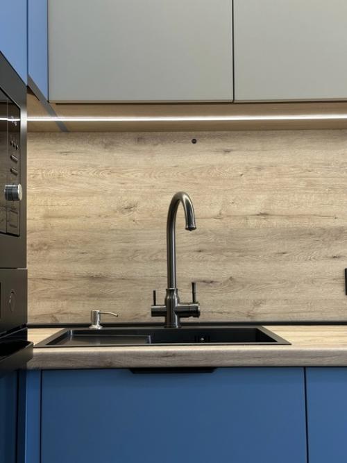 Цветная кухня в интерьере - это место, где творчество и функциональность встречаются. 04