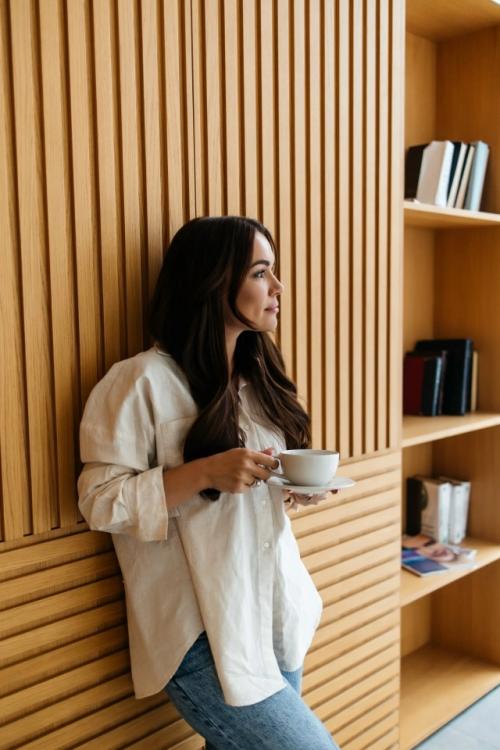 Стеллаж от пола до потолка - это эффектный и очень функциональный интерьерный прием, который сразу приковывает внимание. 03