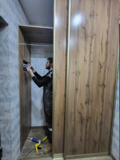 В новых комплексах в кудепсте устанавливали шкаф купе в популярном уже несколько лет цвете дуб вотан. 02