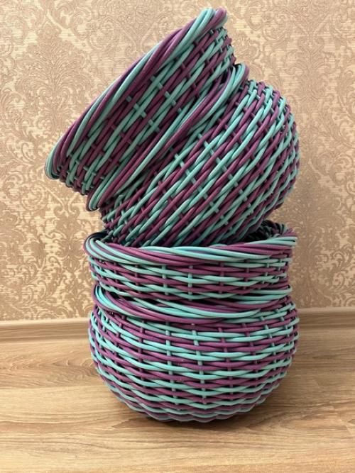 Кашпо из искусственного ротанга ручной работы - это стильное украшение для сада и дома. 05