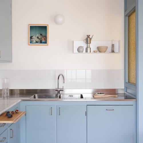 Скандинавская кухня красивого небесно-голубого оттенка. 03