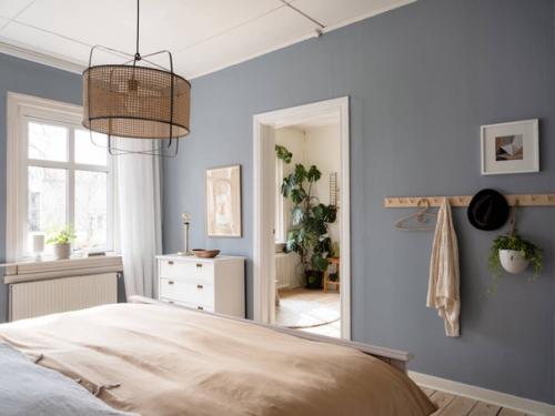 Светлая квартира с винтажной мебелью и библиотекой в центре венерсборга, Швеция. 08