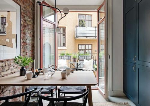 Кухня с открытой кирпичной стеной и элегантная гостиная: квартира в Гётеборге (82 кв. 02