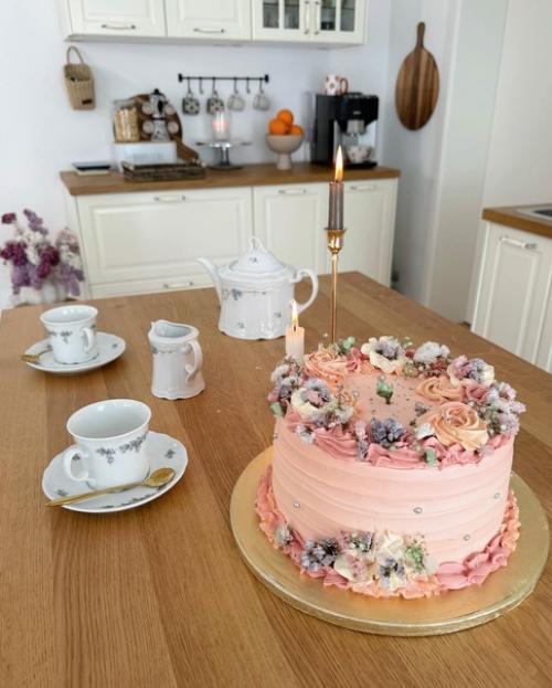 Белые кухни совершенно не надоедают с годами! 03