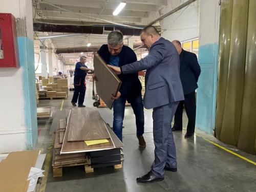 Зао Ново Мебель - это производство корпусной мебели облицованной натуральным шпоном ясеня, ореха и вишни. 02