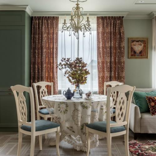 Дом в башкирской деревне окружен памятниками зодчества, домами с резными ставнями. 01