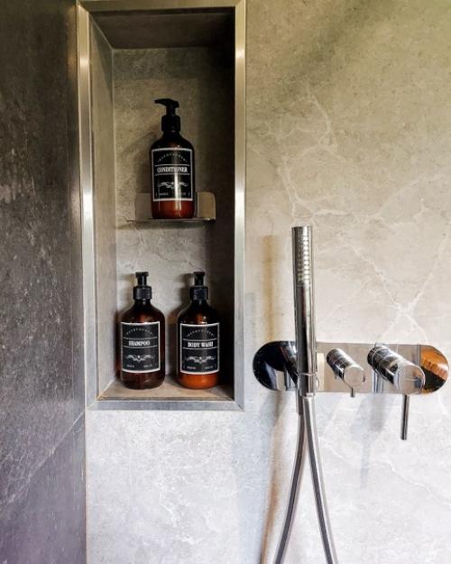 Белый стены, белая и чёрная мебель, белые кухонные шкафы - стильный и универсальный выбор для небольших квартир и домов. 06