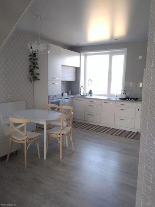 Это интерьер в нашем доме, все придумывала я. на первом этаже просторная гостиная с кухней, ванная. 01