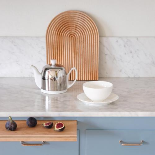 Скандинавская кухня красивого небесно-голубого оттенка. 04