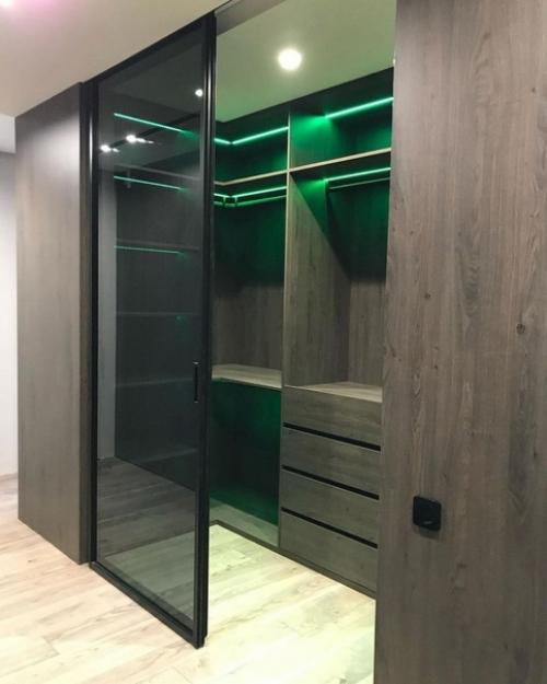 Гардеробная в этой квартире заслуживает отдельного внимания. 01