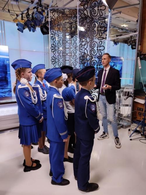 Юные инспекторы движения из города Вологды и вологодского округа побывали с экскурсией в областной телерадиокампании. 04