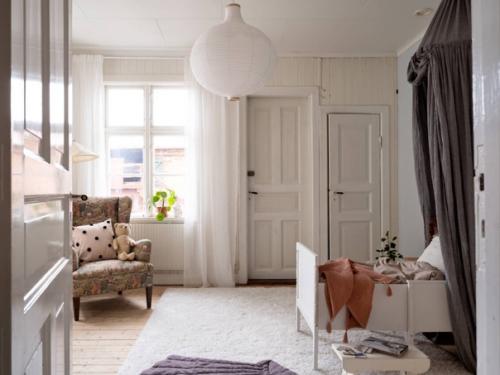 Светлая квартира с винтажной мебелью и библиотекой в центре венерсборга, Швеция. 05