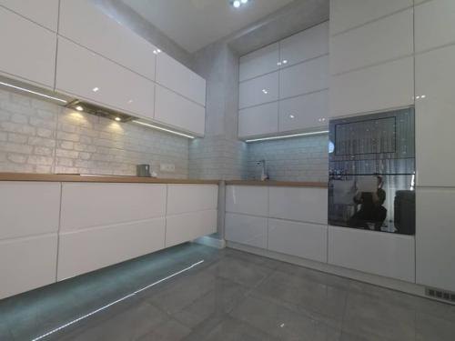 Многие хозяева в собственных квартирах и домах принимают решение сделать современный дизайн с зонированием кухни - гостиной. 06