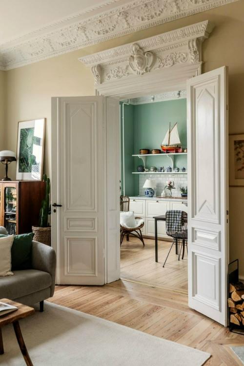 Кухня в шведской квартире в историческом доме с высокими потолками. 02