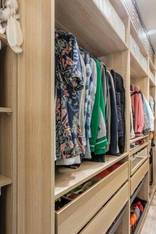 Стеклянная перегородка в стиле лофт, чугунные батареи, старая мебель в интерьер двухкомнатной квартиры (57 кв. 09