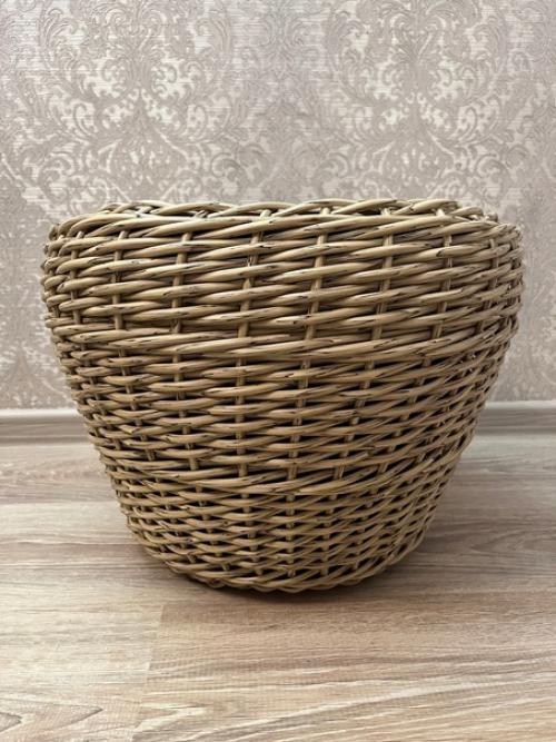 Кашпо из искусственного ротанга ручной работы - это стильное украшение для сада и дома. 01
