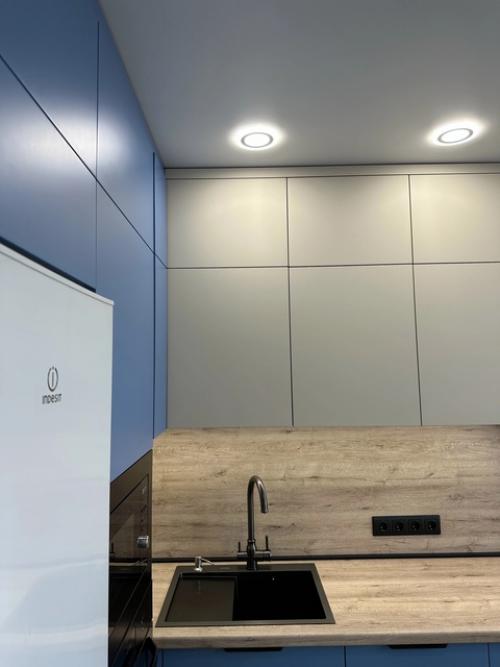 Цветная кухня в интерьере - это место, где творчество и функциональность встречаются. 05