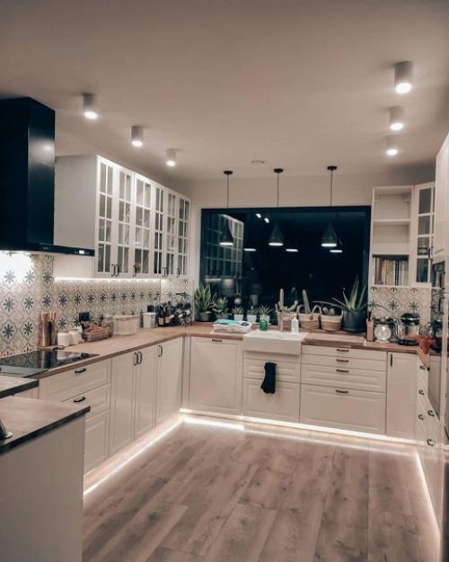 А мне понравилась подсветка на полу в кухне: 02