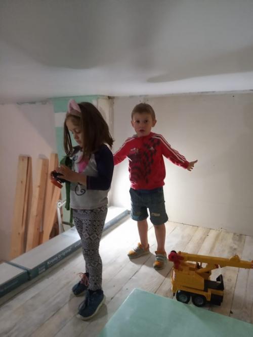 Валентин ламинат на палатях укладывает. 02