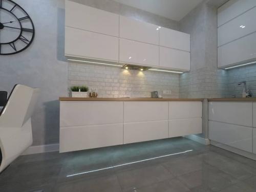 Многие хозяева в собственных квартирах и домах принимают решение сделать современный дизайн с зонированием кухни - гостиной. 05