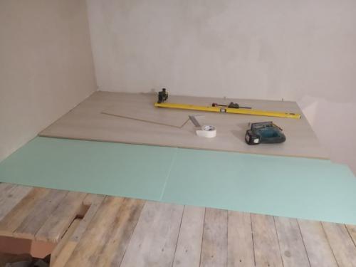 Валентин ламинат на палатях укладывает. 04