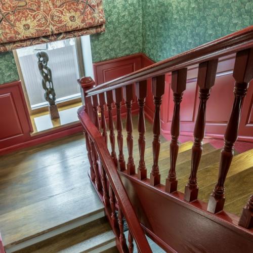 Дом в башкирской деревне окружен памятниками зодчества, домами с резными ставнями. 06