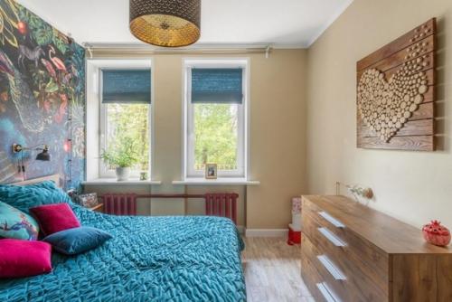 Стеклянная перегородка в стиле лофт, чугунные батареи, старая мебель в интерьер двухкомнатной квартиры (57 кв. 07