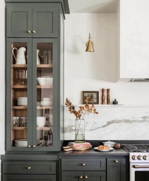 Зеленый цвет на кухне может создать ощущение свежести и природности. 04