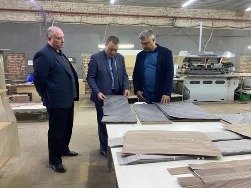 Зао Ново Мебель - это производство корпусной мебели облицованной натуральным шпоном ясеня, ореха и вишни. 06