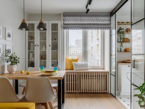 Солнечный интерьер 5-метровой кухни, объединенной с гостиной, в типовой квартире в кирпичном доме 1970 года постройки. 01