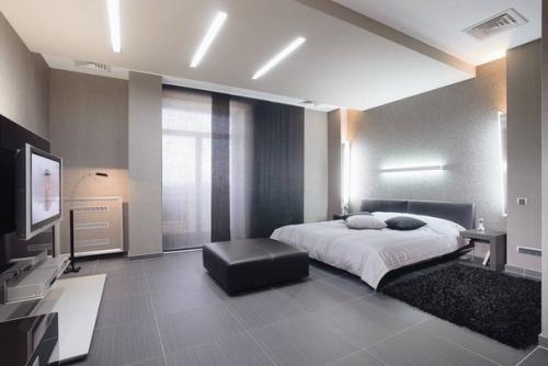 Здравствуйте помогите пожалуйста идеями для интерьера и плана расстановки мебели, кухни и ванны в этой скромной маленькой гостинке в 24, 6 кв? 06