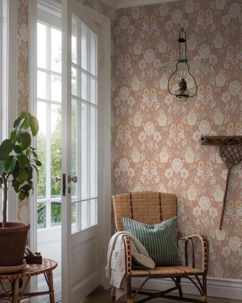 Обновите декор дома, добавив больше цвета и узоров с помощью перекраски стен и поклейки обоев, которые быстро поменяют ощущение всей комнаты. 03