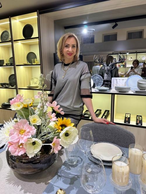 Красивый стол дополняет интерьер, продолжает его стиль, усиливает атмосферу. 01