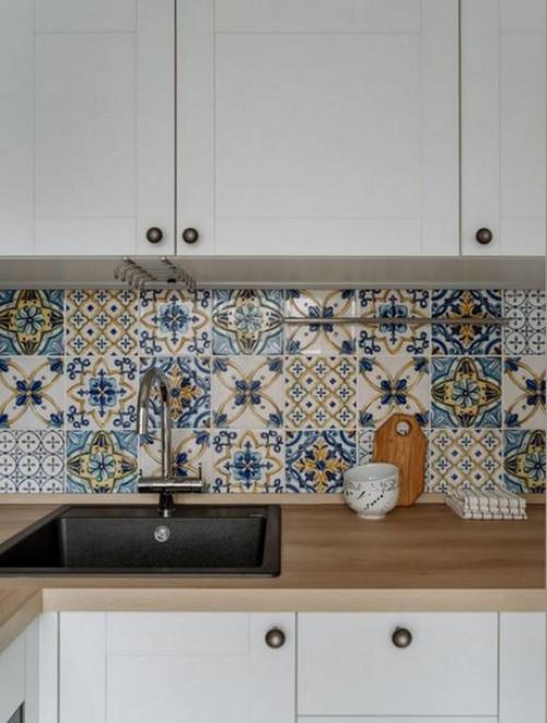 Солнечный интерьер 5-метровой кухни, объединенной с гостиной, в типовой квартире в кирпичном доме 1970 года постройки. 05