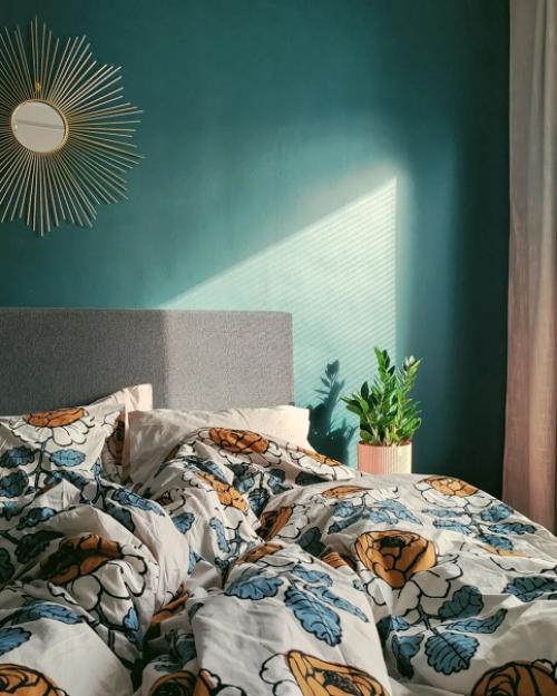 Цветочные обои на кухне и яркие постеры в гостиной: интересная квартира в Финляндии. 08