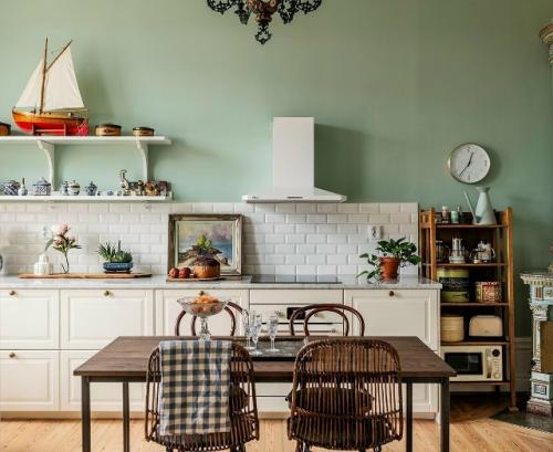 Кухня в шведской квартире в историческом доме с высокими потолками. 01