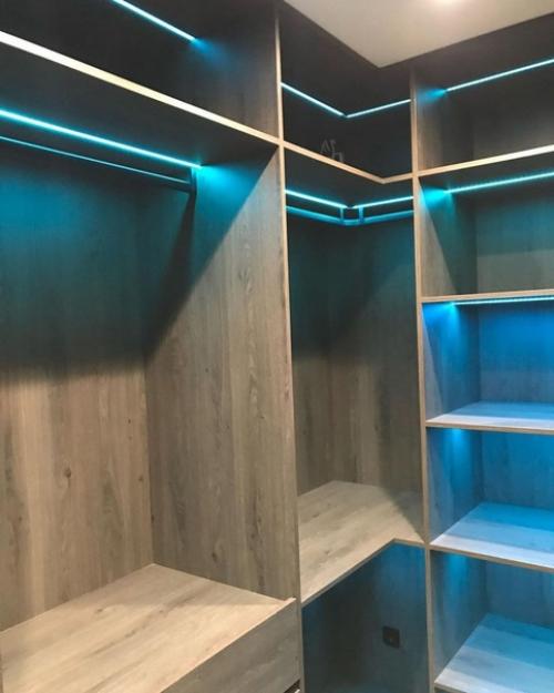 Гардеробная в этой квартире заслуживает отдельного внимания. 05