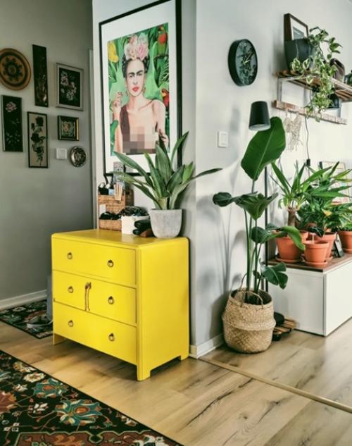 Цветочные обои на кухне и яркие постеры в гостиной: интересная квартира в Финляндии. 02