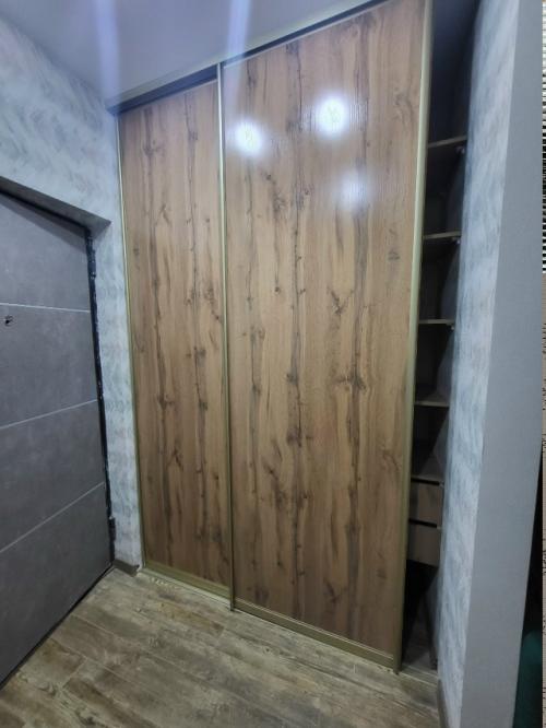 В новых комплексах в кудепсте устанавливали шкаф купе в популярном уже несколько лет цвете дуб вотан.  