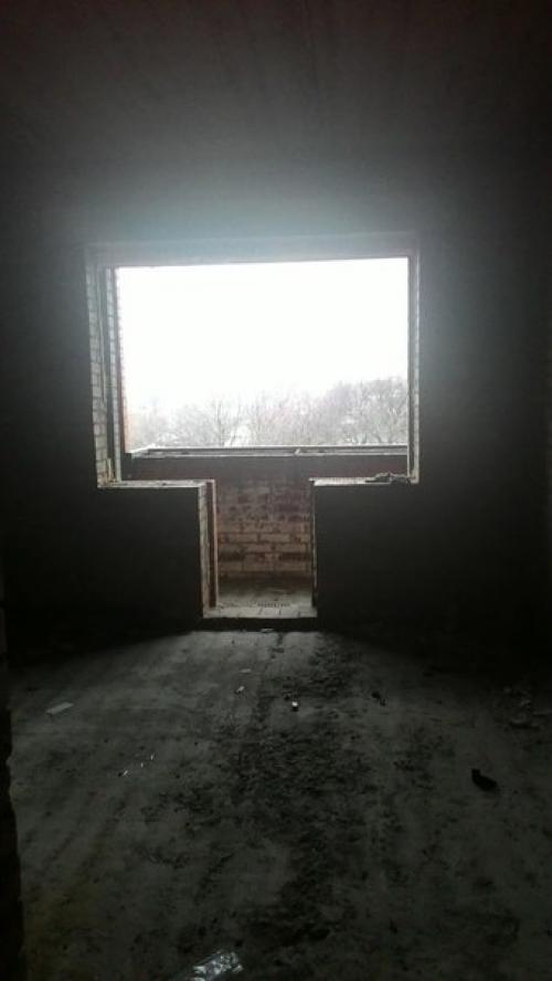 Здравствуйте помогите пожалуйста идеями для интерьера и плана расстановки мебели, кухни и ванны в этой скромной маленькой гостинке в 24, 6 кв? 04