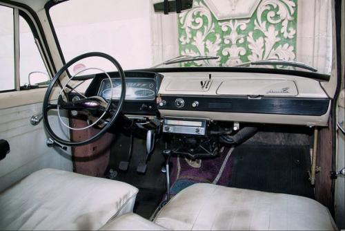 Автомобили, которые, кажется, еще буквально вчера были в каждом дворе, уже успели стать раритетами и объектами ретроколлекционеров. 03