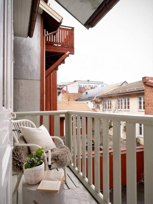 Светлая квартира с винтажной мебелью и библиотекой в центре венерсборга, Швеция. 09