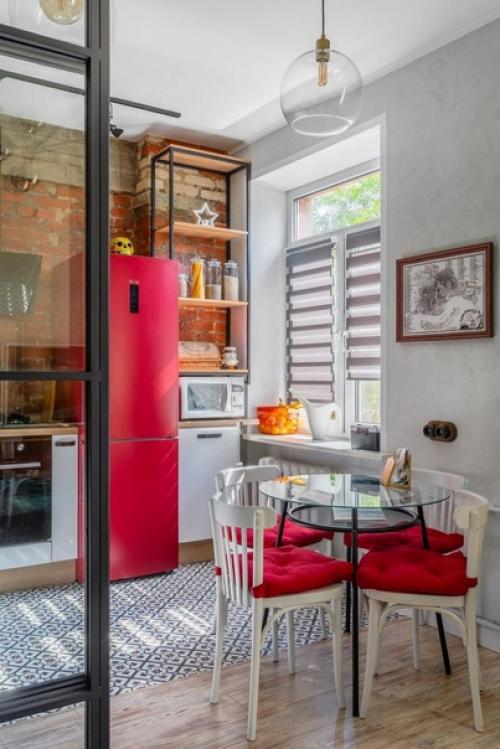 Стеклянная перегородка в стиле лофт, чугунные батареи, старая мебель в интерьер двухкомнатной квартиры (57 кв. 02