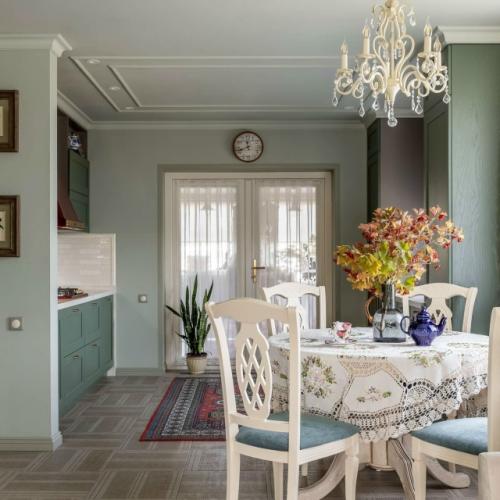 Дом в башкирской деревне окружен памятниками зодчества, домами с резными ставнями. 03