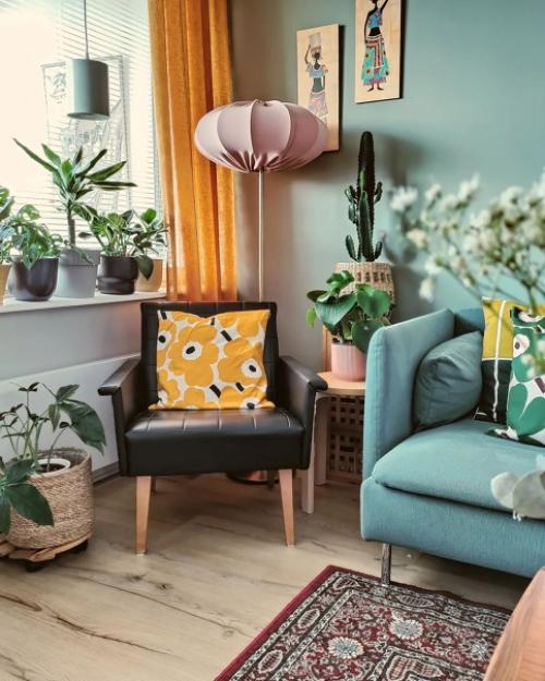 Цветочные обои на кухне и яркие постеры в гостиной: интересная квартира в Финляндии. 07