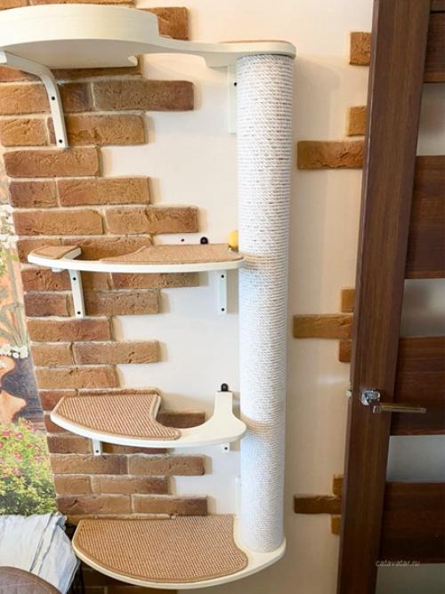 У дизайнеров была задача была вписать в интерьер комплекс Дворик на Кухне для двух котиков, в преддверии приезда в дом щенка. 01