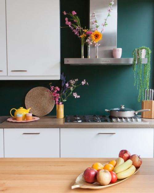 Обновите декор дома, добавив больше цвета и узоров с помощью перекраски стен и поклейки обоев, которые быстро поменяют ощущение всей комнаты. 07