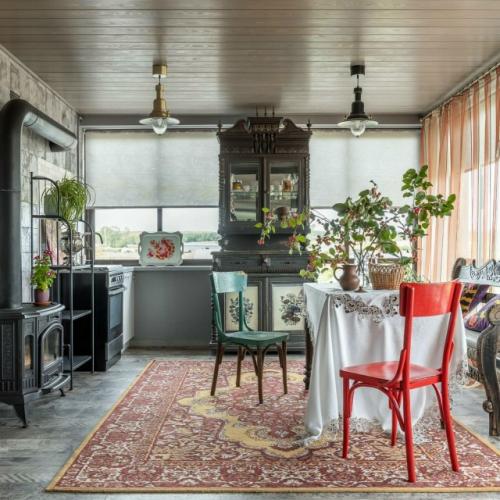 Дом в башкирской деревне окружен памятниками зодчества, домами с резными ставнями.  